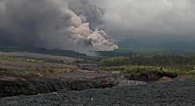 Awan panas guguran (APG) Gunung Semeru terlihat dari Kecamatan Pronojiwo, Lumajang, Jawa Timur, 4 Desember 2022. ANTARA/Eri