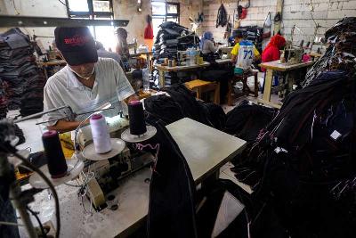 Pembuatan celana berbahan denim di Pusat Industri Kecil Pulogadung, Jakarta, 21 November 2022. Tempo/Tony Hartawan