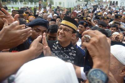 Bakal Calon Presiden dari Partai NasDem, Anies Baswedan (tengah) setelah melaksanakan shalat Jumat di Masjid Raya Baiturrahman, Banda Aceh, 2 Desember 2022. ANTARA/Ampelsa