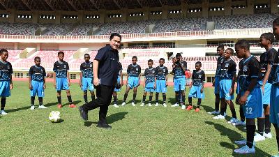 State-Owned Enterprises (SOEs) Minister Erick Thohir meets young local soccer players at the Lukas Enembe Stadium on the sidelines of the inauguration of the Papua Soccer Academy in Jayapura Regency, Papua, August 31. 
SOEs Ministry

