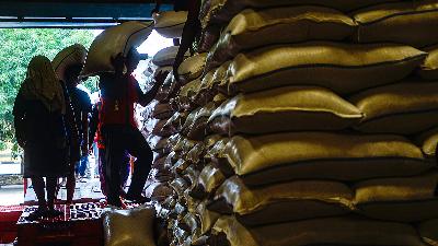 Workers store sacks of rice at a government’s rice warehouse in Kelapa Gading, Jakarta, November 25. The State Logistics Agency (Bulog) is struggling to meet the targeted 1.2 million tons of national rice stock by the end of this year.
TEMPO/Tony Hartawan 
