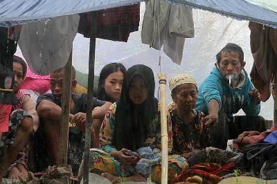 Warga korban gempa berteduh saat hujan di tenda di Desa Sarabad, Cugenang, Cianjur, Jawa Barat, 23 November 2022. Tempo/Amston Probel