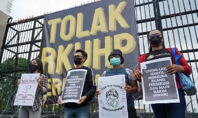 Aksi  penolakan pengesahan RKUHP di depan Gedung DPR, 5 Desember 2022. Tempo/Magang/Martin Yogi Pardamean