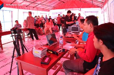 Kementerian Sosial terus menambah layanan kepada para penyintas bencana gempa bumi di Kabupaten Cianjur, salah satunya layanan administrasi kependudukan yang digelar di posko pengungsian.