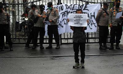Aksi unjuk rasa menentang pengesahan RKUHP di depan gedung DPRD Jawa Barat di Bandung, Jawa Barat, 6 Desember 2022. TEMPO/Prima Mulia