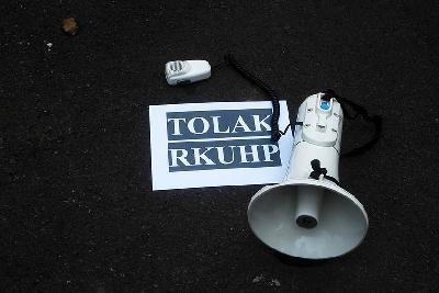 Aliansi Jurnalis Independen (AJI) Bandung menggelar aksi menolak Rancangan Kitab Undang-undang Hukum Pidana (RKUHP) di depan gedung DPRD Jawa Barat, Bandung, 5 Desember 2022. TEMPO/Prima mulia
