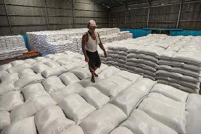 Aktivitas bongkar muat beras di gudang beras Bulog Kelapa Gading, Jakarta, 25 November 2022. Tempo/Tony HArtawan