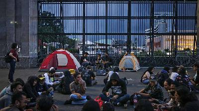 Aksi unjuk rasa menolak pengesahan RKUHP bertahan dengan memasang tenda di depan Gedung DPR RI, Senayan, Jakarta Pusat, 6 Desember 2022. TEMPO / Hilman Fathurrahman W