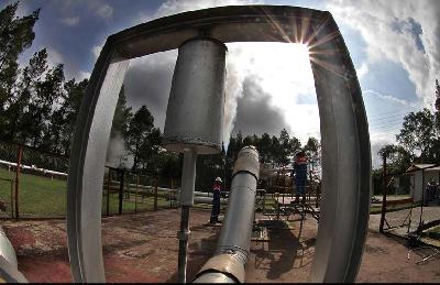Pekerja PT PGE Area Kamojang melakukan demo operasional geothermal mini turbin di area sumur Kamojang 51, Kabupaten Bandung, Jawa Barat. TEMPO/Amston Probel