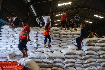 Aktifitas bongkar muat beras di gudang beras Bulog Kelapa Gading, Jakarta, 25 November 2022. Tempo/Tony Hartawan