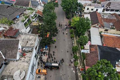 Foto udara petugas kepolisian dari Polda Jabar melakukan proses sterilisasi tempat kejadian perkara dugaan bom bunuh diri di Polsek Astanaanyar, Bandung, Jawa Barat, 7 Desember 2022. ANTARA/Raisan Al Farisi