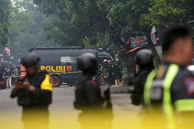 Tim penjinak bom usai menyisir lokasi bom bunuh diri di kantor Polisi Sektor Astanaanyar, Bandung, Jawa Barat, 7 November 2022. TEMPO/Prima Mulia