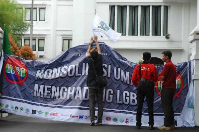 Aksi menentang lesbian, gay, biseksual, dan transgender (LGBT) di Bandung. Tempo/Prima Mulia