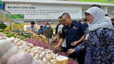 Menteri Perdagangan Zulkifli Hasan saat meninjau ritel modern Hypermart dan Superindo di Jakarta Barat, Kamis, 8 Desember 2022.