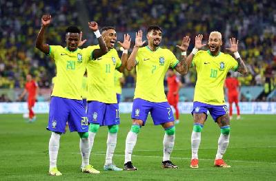Pemain Brasil, Neymar (kanan) dan rekannya melakukan selebrasi pada pertandingan Piala Dunia Babak 16 Besar melawan Korea Selatan di Stadion 974, Doha, Qatar, 5 Desember 2022. REUTERS/Carl Recine