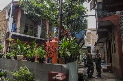 Anggota TNI berjaga di area rumah yang diduga sempat ditinggali oleh terduga pelaku bom bunuh diri Polsek Astana Anyar, Bandung, Jawa Barat, 7 Desember 2022. ANTARA/Novrian Arbi