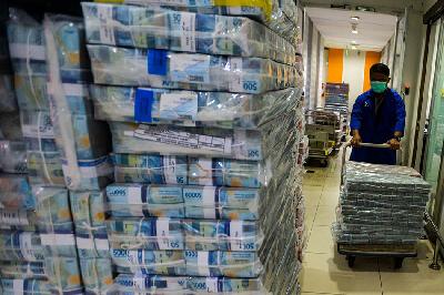 Pegawai memindahkan uang di Cash Center Bank Mandiri, Jakarta, 18 Noveber 2022. TEMPO/Tony Hartawan