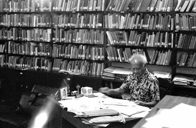 Prof. Sutan Takdir Alisjahbana di kantornya, Jakarta, 1984. Dok Tempo/Budiman S Hartoyo
