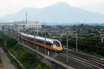 Kereta cepat Jakarta Bandung keluar dari Stasiun Tegalluar, Kabupaten Bandung, Jawa Barat, 16 November 2022. TEMPO/Prima mulia