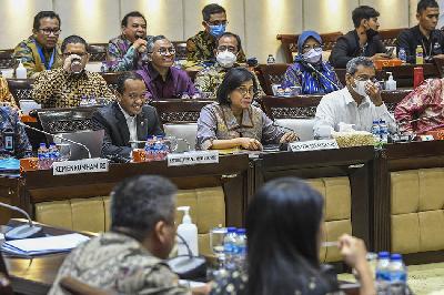 Menteri Keuangan Sri Mulyani Indrawati (tengah) mengikuti rapat kerja dengan Komisi XI DPR di Kompleks Parlemen Senayan, Jakarta, 8 Desember 2022. ANTARA/Galih Pradipta