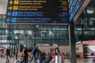 Warga negara asing saat tiba di Terminal 3, Bandara Internasional Soekarno-Hatta, Tangerang, Banten, 8 November 2022. ANTARA/Muhammad Adimaja