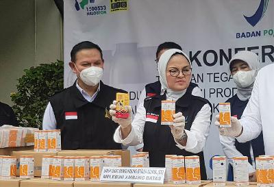 Kepala BPOM Penny K Lukito (tengah) dalam gelar perkara dugaan pencemaran obat sirop di PT Yarindo Farmatama, Serang, Banten, 31 Oktober 2022. ANTARA/Andi Firdaus