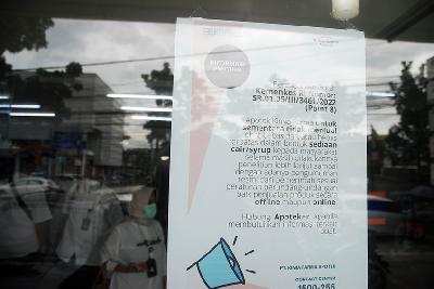 Poster jaminan tak menjual sirup obat anak mengandung etilen glikol dan dietilen glikol di apotik Kimia Farma di Bandung, Jawa Barat, 26 Oktober 2022. TEMPO/Prima Mulia