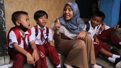 Putri Zulzali, Guru Penggerak dari SD Negeri 34 Cakranegara, Kota Mataram, NTB bersama siswanya, 28 November 2022. TEMPO/Dony P. Herwanto