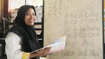 Putri Zulzali, Guru Penggerak asal SD Negeri 34 Cakranegara, Kota Mataram, NTB membuat inovasi pembelajaran yang diberi nama Pikat Macan atau Pilihan Kata Mahir Baca dan Menulis, 28 November 2022.  TEMPO/Dony P. Herwanto