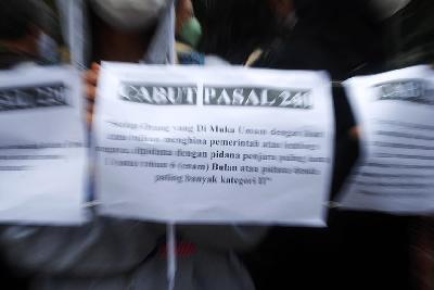 Poster protes pasal bermasalah RKUHP di depan gedung DPRD Jawa Barat di Bandung, 5 Desember 2022. TEMPO/Prima mulia