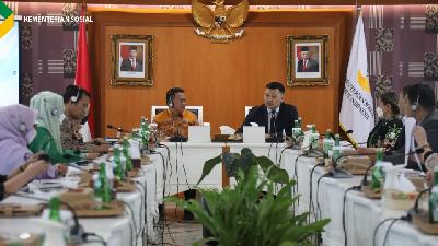 Kunjungan Menteri Kehakiman Kyrgyztan Aiaz Baetov ke Kementerian Sosial untuk menimba ilmu terkait pengalaman Indonesia dalam mengatasi masalah terorisme dan radikalisme, khususnya dalam bidang rehabilitasi, Selasa, 6 Desember 2022.