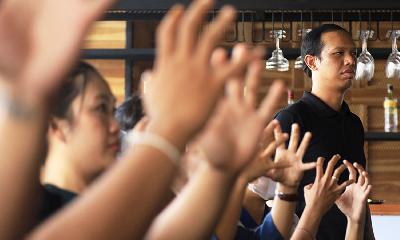 Ade Wirawan, Secretary of Bali Gerkatin (Indonesian Association for the Welfare of the Hearing-Impaired), becomes a mentor in a sign language training in Inklusiv Warung, Canggu, Bali, 9 November 2022. TEMPO/Nita Dian