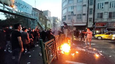 Demonstran menyalakan api selama protes atas kematian Mahsa Amini, wanita yang meninggal setelah ditangkap oleh "polisi moral" di Teheran, Iran, 21 September 2022. WANA (West Asia News Agency) via REUTERS
