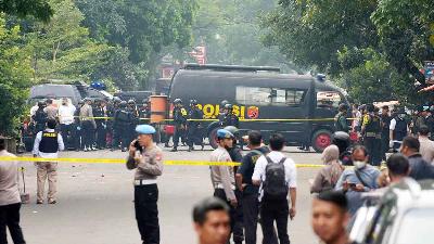 Polisi anti teror dan tim penjinak bom di lokasi bom bunuh diri yang meledak di kantor Polisi Sektor Astanaanyar, Bandung, Jawa Barat, 7 November 2022.  TEMPO/Prima Mulia