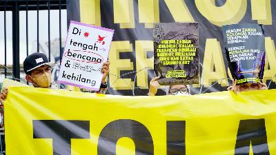 Aliansi Reformasi KUHP menggelar aksi penolakan pengesahan RKUHP di depan Gedung DPR, Senayan, Jakarta, 5 Desember 2022. TEMPO/Magang/Martin Yogi Pardamean