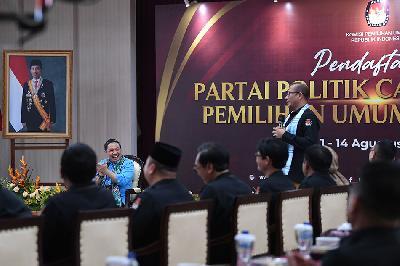 Ketua Komisi Pemilihan Umum (KPU) Hasyim Asy'ari (kanan) menerima berkas pendaftaran dari Ketua Umum Partai Gelora Anis Matta di Kantor KPU, Jakarta, 7 Agustus 2022. ANTARA/Sigid Kurniawan
