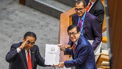 Justice and Human Rights Minister Yasonna H Laoly (second right), accompanied by his deputy Edward Omar Sharif Hiariej (right), receives the document of the newly ratified Criminal Code (KUHP) from the House of Representatives’ (DPR) Legal Affairs Commission Chairman Bambang Wuryanto (left) during a plenary session at the DPR Complex in Jakarta, December 6.
Antata/Galih Pradipta
