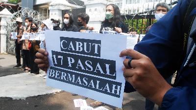 Journalists hold a rally in front of the West Java Regional Legislative Council (DPRD) building in Bandung, December 5, in opposition to the Criminal Code, citing some problematic articles that threaten journalistic work. The displayed written message says “Remove 17 controversial articles.”
TEMPO/Prima mulia
