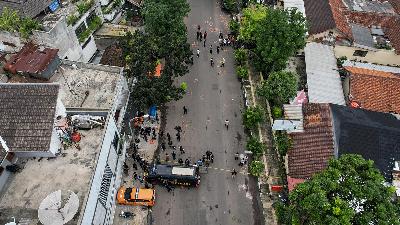 An aerial view shows police officers from the West Java Regional Police securing the scene of the suicide bomb attack at the Astana Anyar District Police Station, Bandung, West Java, December 7.
Antara/Raisan Al Farisi
