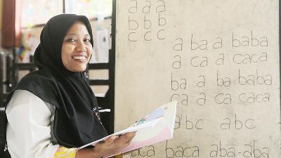 Putri Zulzali, a teacher at State Elementary School 34 Cakranegara, Mataram City, West Nusa Tenggara, creates a learning innovation called “Pikat Macan”, November 28.
TEMPO/Dony P. Herwanto
