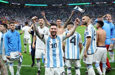 Pemain Argentina Lionel Messi (tengah) dan rekan-rekannya setelah lolos ke Semi Final pada pertandingan Perempat Final melawan Belanda di Stadion Lusail, Lusail, Qatar, 10 Desember 2022. REUTERS/Carl Recine