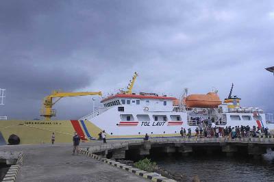 Satu unit kapal Perintis Sabuk Nusantara 108 saat tiba di Dermaga Menangga, Kabupaten Flores Timur, Nusa Tenggara Timur,  1 November 2022. ANTARA/Kornelis Kaha