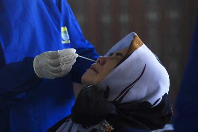 Petugas kesehatan mengambil sampel nasofaring saat tes PCR di Pusdai, Bandung, Jawa Barat, 28 Juni 2022. TEMPO/Prima Mulia