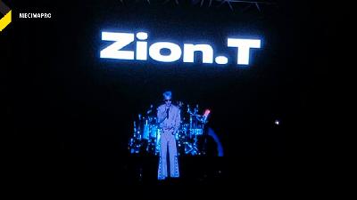 Penyanyi Idol Korea Selatan Zion.T pada konser Saranghaeyo Indonesia 2022 di Istora Senayan, Sabtu, 10 Desember 2022.
