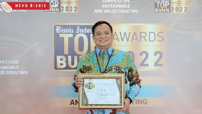 Direktur Utama PNM, Arief Mulyadi menerima penghargaan Most Admired CEO: Who has Successfully Transformed in Enriching Ultra Microcredit Rights System Bisnis Indonesia TOP BUMN Awards 2022, kategori TOP CEO BUMN.