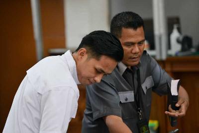 Bharada Richard Eliezer (kiri) saat menjalani sidang lanjutan di Pengadilan Negeri Jakarta Selatan, 13 Desember 2022. Tempo/Febri Angga Palguna