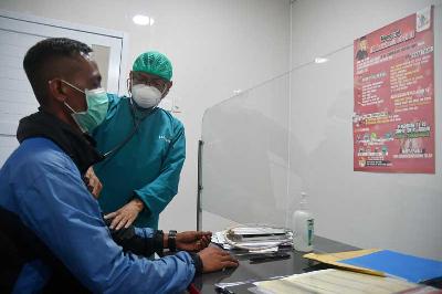 Dokter memeriksa pasien penyakit Tuberkulosis di RS Paru Dr. M. Goenawan Partowidigdo, Cisarua, Kabupaten Bogor, Jawa Barat, 30 November 2022. ANTARA/Arif Firmansyah
