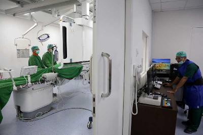 Tim Dokter melakukan simulasi penanganan tindakan kateterisasi Jantung di Rumah Sakit Jantung Diagram, Cinere, Depok, Jawa Barat, Kamis, 29 Agustus 2019. TEMPO/M Taufan Rengganis