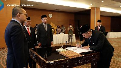 Menteri Perdagangan Zulkifli Hasan melantik sejumlah Pejabat Tinggi Madya dan Pratama Kementerian Perdagangan, di Kantor Kementerian Perdagangan, Jakarta, Selasa, 13 Desember 2022. 