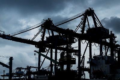 Aktivitas ekspor impor di Pelabuhan Tanjung Priok, Jakarta.TEMPO / Hilman Fathurrahman W